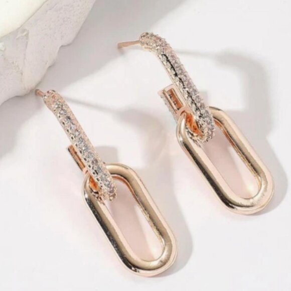 Elegant Minimalist Crystal Drop Earrings - Picture 3 of 4
